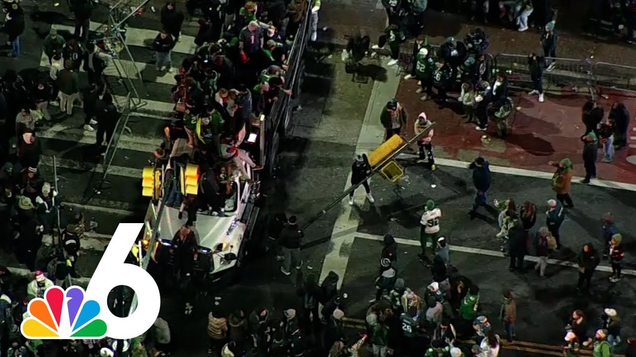 WATCH: Philly fans tear down traffic light pole after Super Bowl LIX win